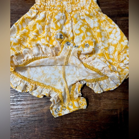 Girls Vince Camuto 🌼 Baby romper Size 3/6 Months. - Picture 2 of 4